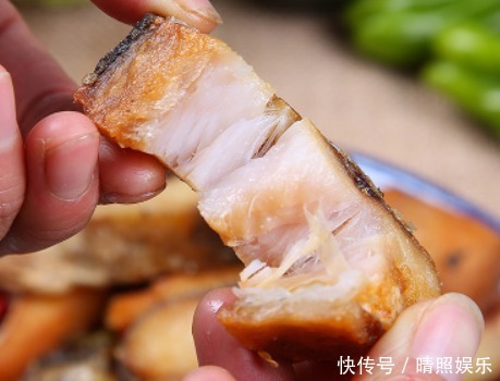 腌腊鱼，别直接抹盐！大厨教你2招，鱼肉鲜香入味，放再久不变质