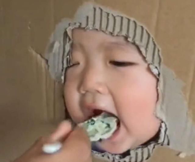 纸箱|宝宝吃饭到处乱爬,爸爸打造“囚笼”限制宝宝,妈妈看后拍手称赞