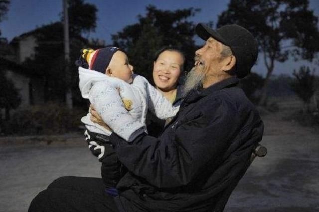 爸爸|爸妈年龄相差44岁，那个刚出生爸爸就70多岁的孩子，现状如何了