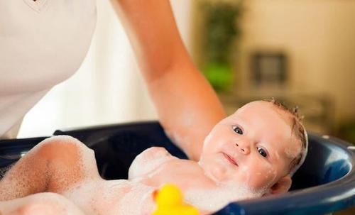 生病|孩子生病老人这样给娃“洗澡”,医生怒斥差点丧失“生育”能力