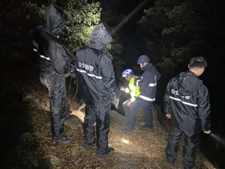 安全意识|180名警力冒严寒搜索17个小时，终找到迷路老人送其下山