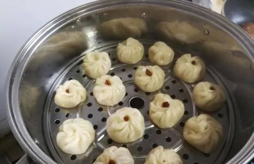 鲜香多汁小笼包，鲜美无比，吃起来满口流香