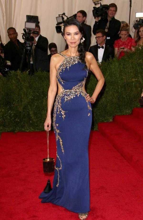 52岁邓文迪这次豁出去，挂脖连衣裙露腰又露背，松弛皮肤好真实