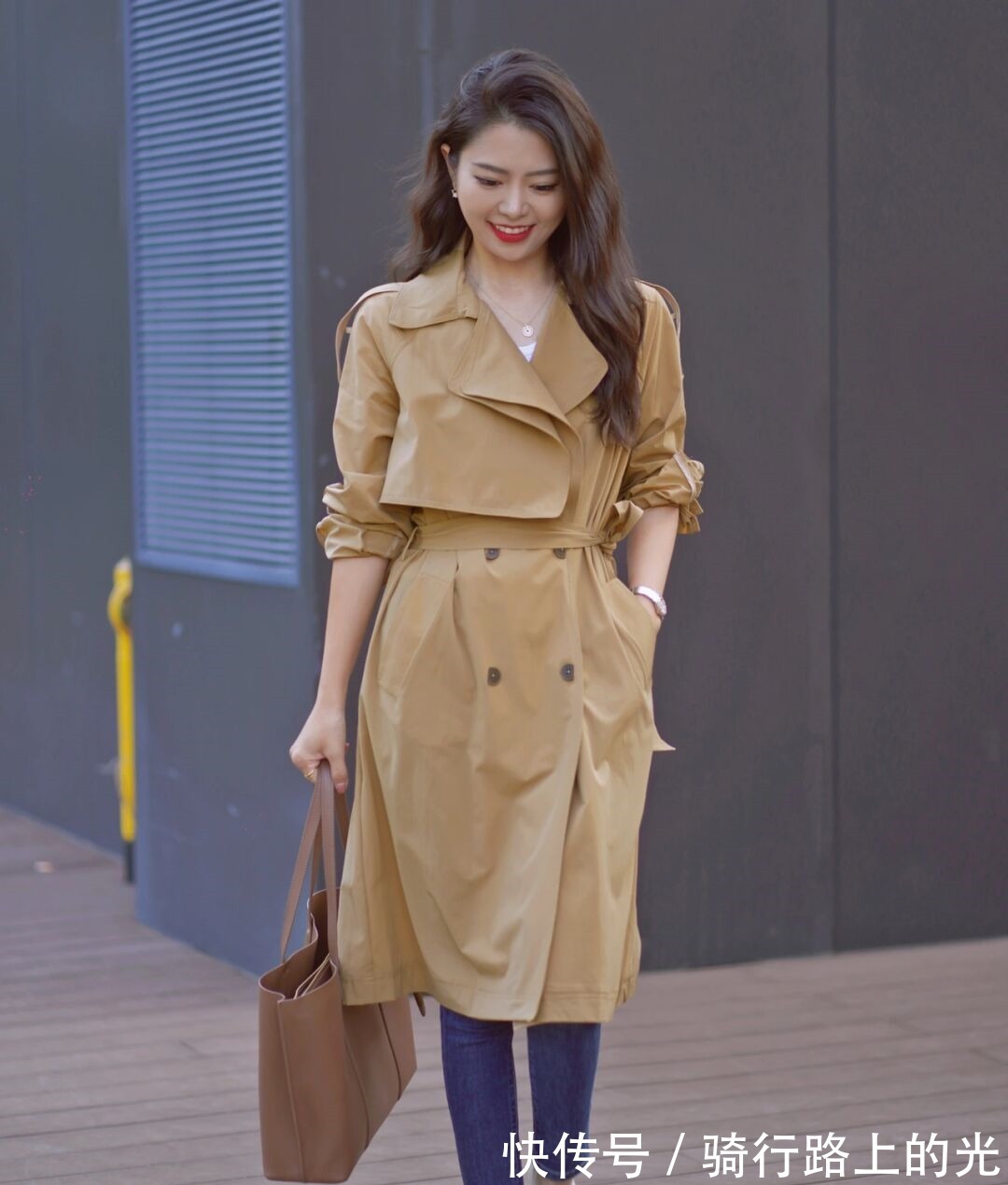 穿搭 秋季“高跟鞋”穿搭指南,配风衣和牛仔裤高级优雅,减龄提气质