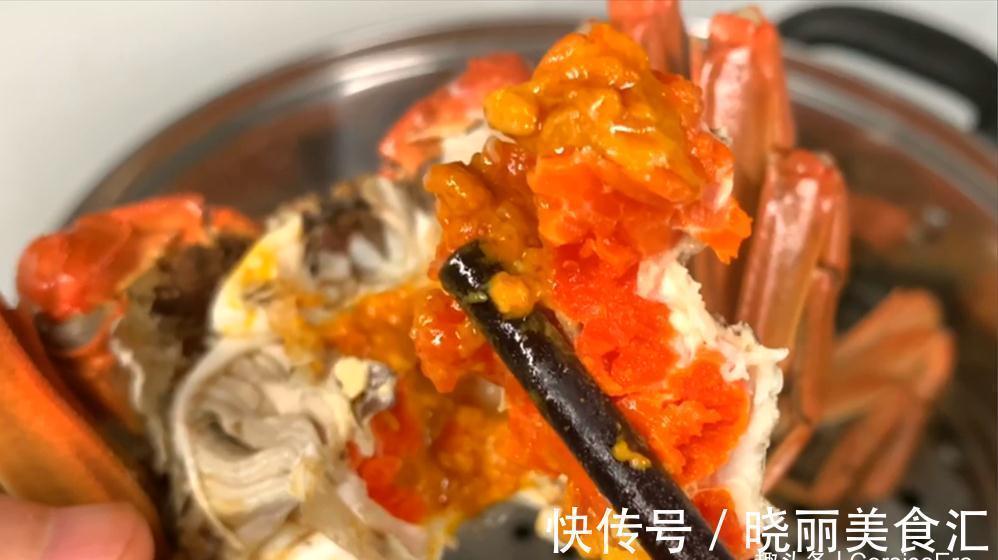 蒸大闸蟹时,最忌直接上锅蒸,多加一步,螃蟹鲜嫩入味不流黄