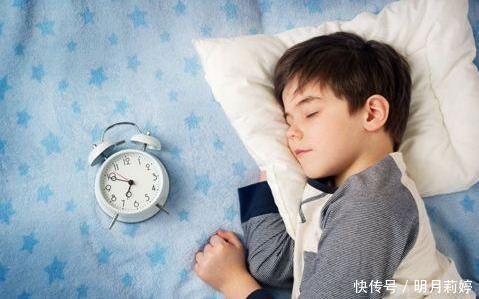 宝宝|侧睡、仰睡，宝宝睡姿到底哪种好？过来人告诉你，这种最好别用