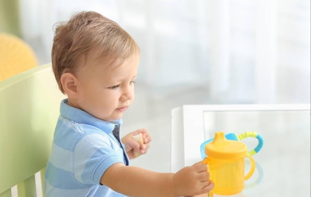 婴儿|新生儿出生后先喝奶还是水 喝错影响发育, 母乳少的妈妈别做错