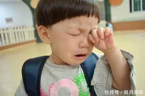 3岁女儿不敢尿尿，妈妈被气哭，必须向幼儿园讨个说法