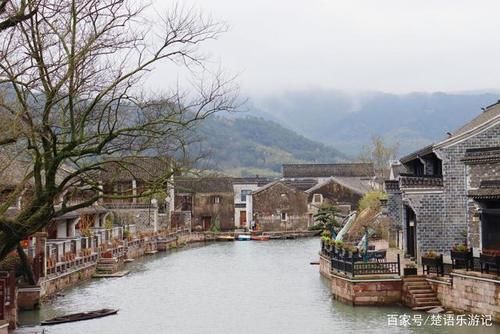 两条溪水汇成的湿地，周边都是优美的风景，再过一个月就是最美时