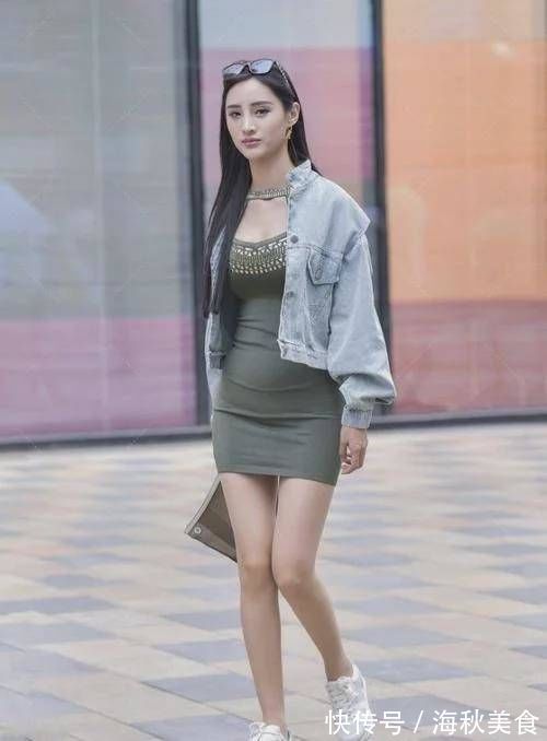 小姐姐 宽松牛仔外套搭配墨绿色裹身裙设计感,骨感腰身让穿搭更具魅力