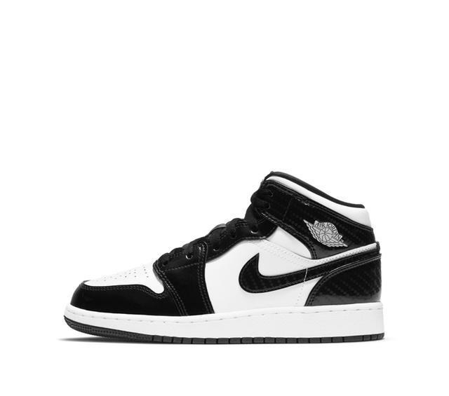 logo 碳纤维纹理鞋身!黑白Air Jordan 1 Mid官图释出!
