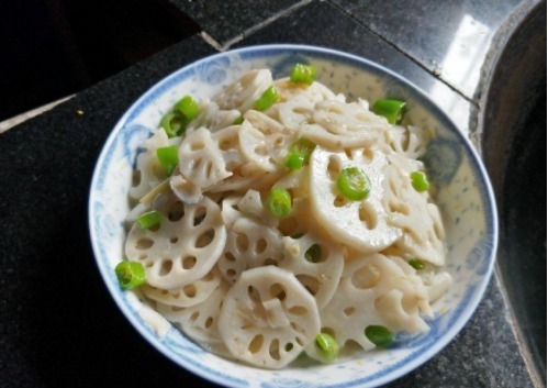 这天在娘家吃饭,妈妈做了一桌子菜,一家团聚,合家欢乐