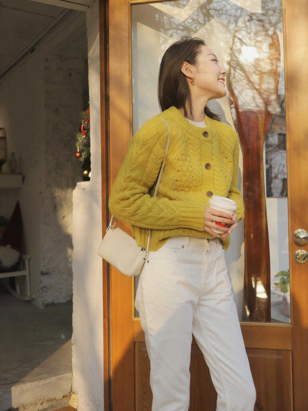 紧身|白裤子的季节到了,秋冬白裤子还能这样穿,太出乎意料了