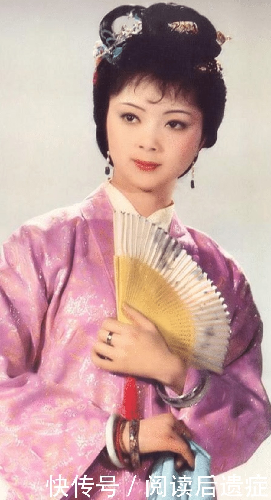 黛玉#袭人送茶,宝钗为何将喝剩下的那半杯,递给黛玉?