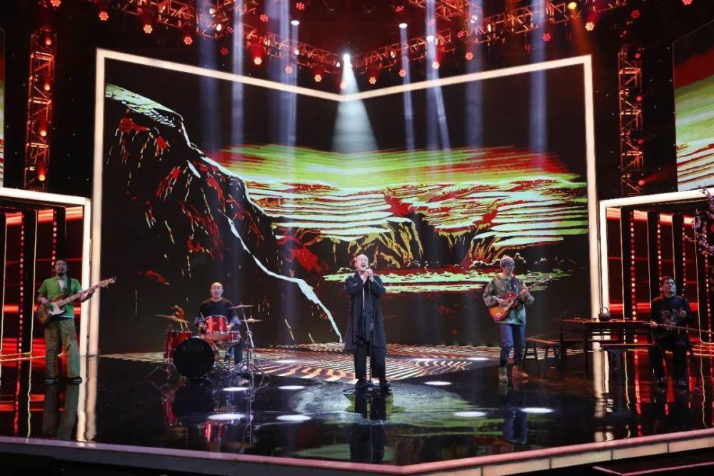 音乐会不按套路出牌:小毕哥现场吃起了大米饭,谢大脚跟着大爷学犁地!