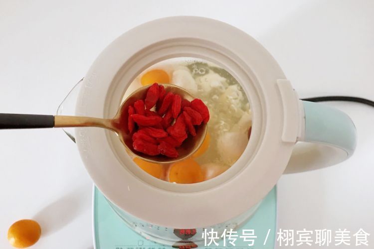 雪梨|自制冰糖雪梨金桔饮,嗓子不舒服的时候煮来喝,清润滋补