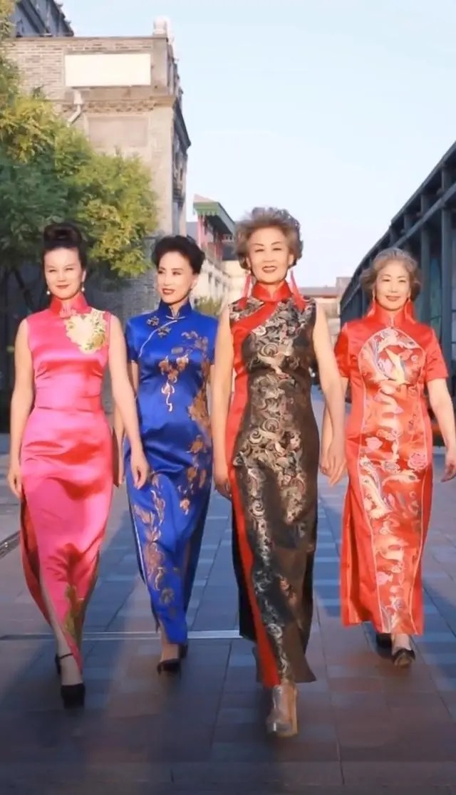 旗袍裙|谁说中国大妈不时髦?这群“时尚奶奶”穿旗袍火到国外,太长脸了