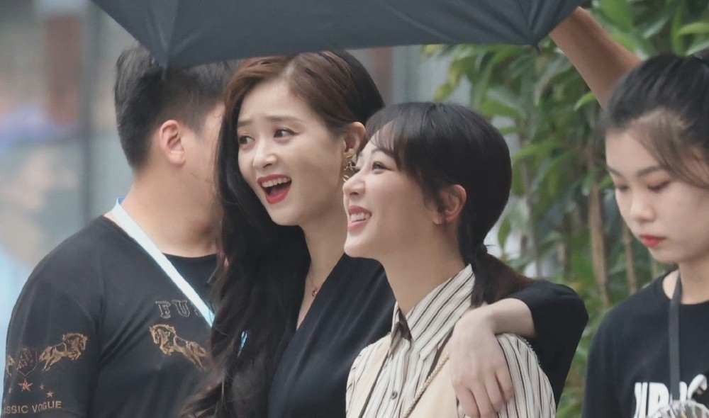 邱瑩瑩|楊紫、蔣欣高度還原《歡樂頌》, 而她無戲可演, 就因為說了那句話