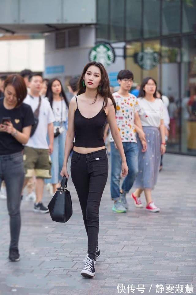 时尚|街拍:短发美女,身穿吊带配牛仔裤,充满青春时髦的味道