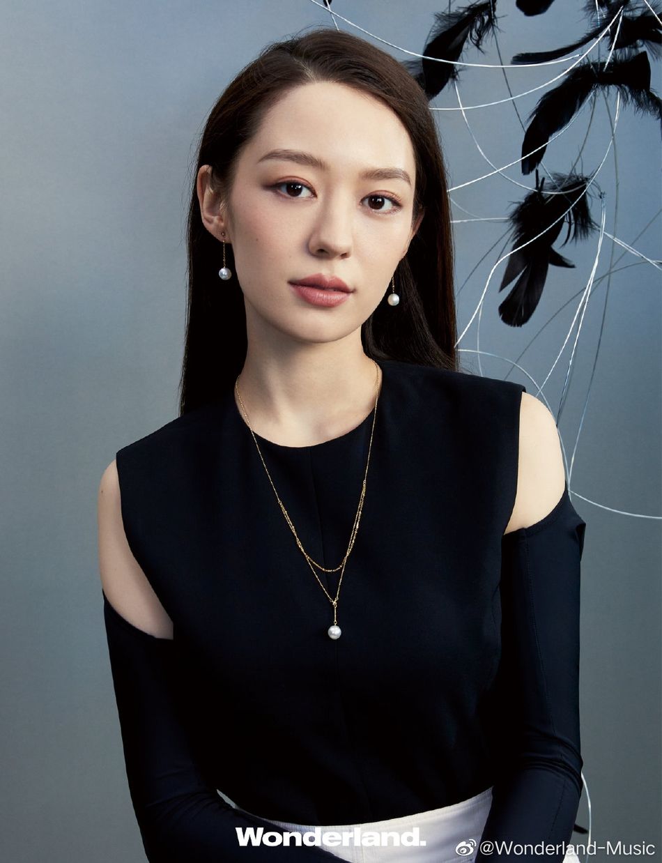 西服套装|吉娜穿黑色西服套装 五官精致气质绝佳