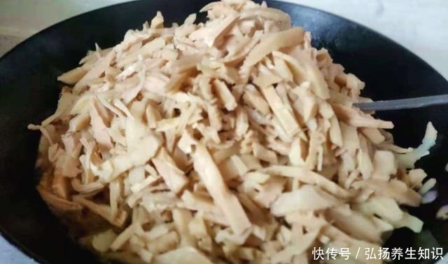 新年里，这菜一定要吃点，清香脆嫩又低脂，通肠道防便秘解腻开胃！