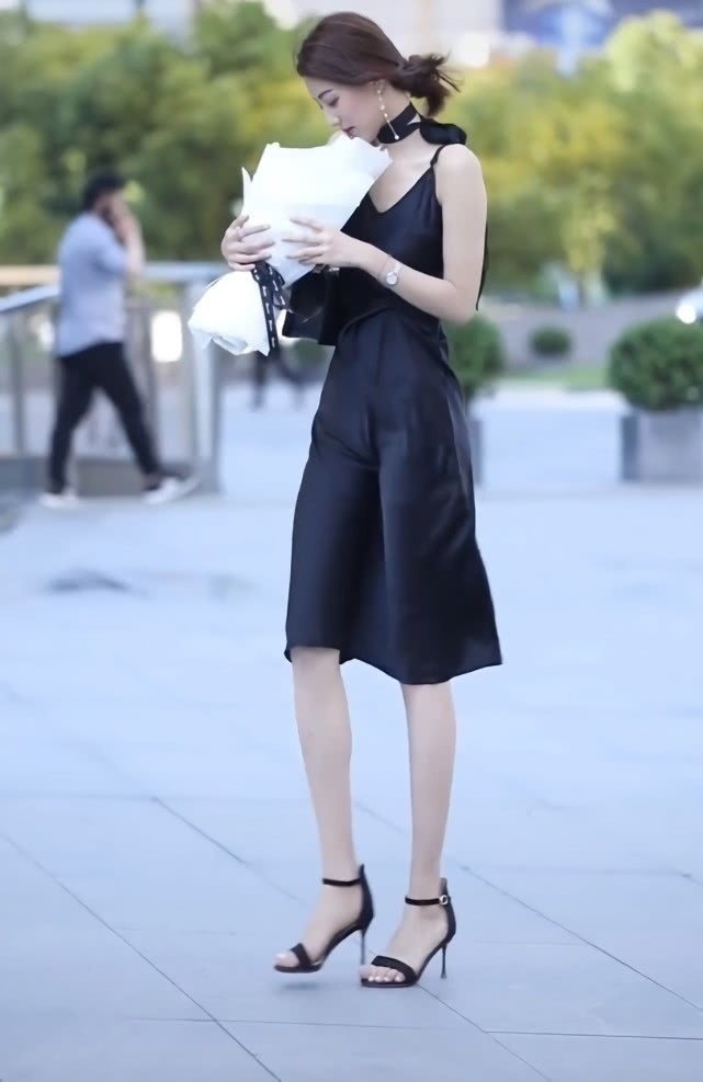 连衣裙 我终于信了,只有鞋跟细如针的“恨天高”才配得上黑裙,真美