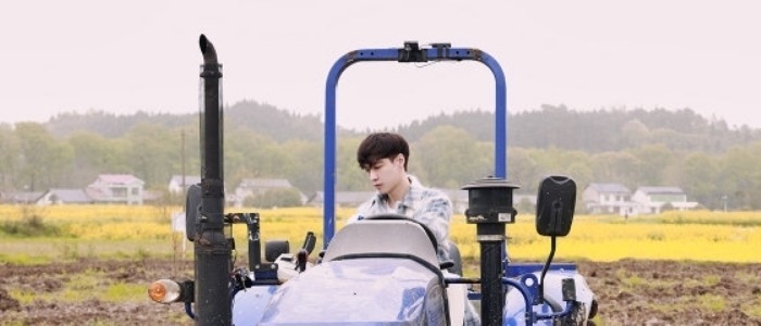 邓超在《跑男》不喝牛奶，张艺兴在《向往》也不喝，原因都一样