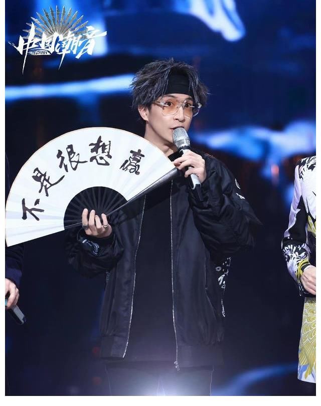 中国潮音张亚东C位，大张伟薛之谦一左一右，张靓颖靠边坐很合理