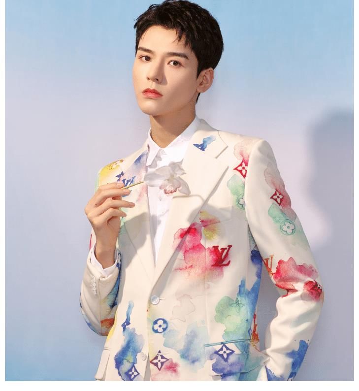 路透|龔俊《中餐廳》路透又來了！大長腿優(yōu)越，穿花蝴蝶襯衫卻清新脫俗