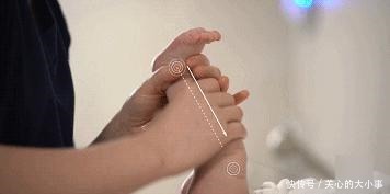 孩子睡前的这个动作,藏着对妈妈的依赖!