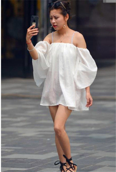 搭配|街拍美女白衬衫搭配红色皮裙,穿起来显瘦显气质,简约潇洒又大方