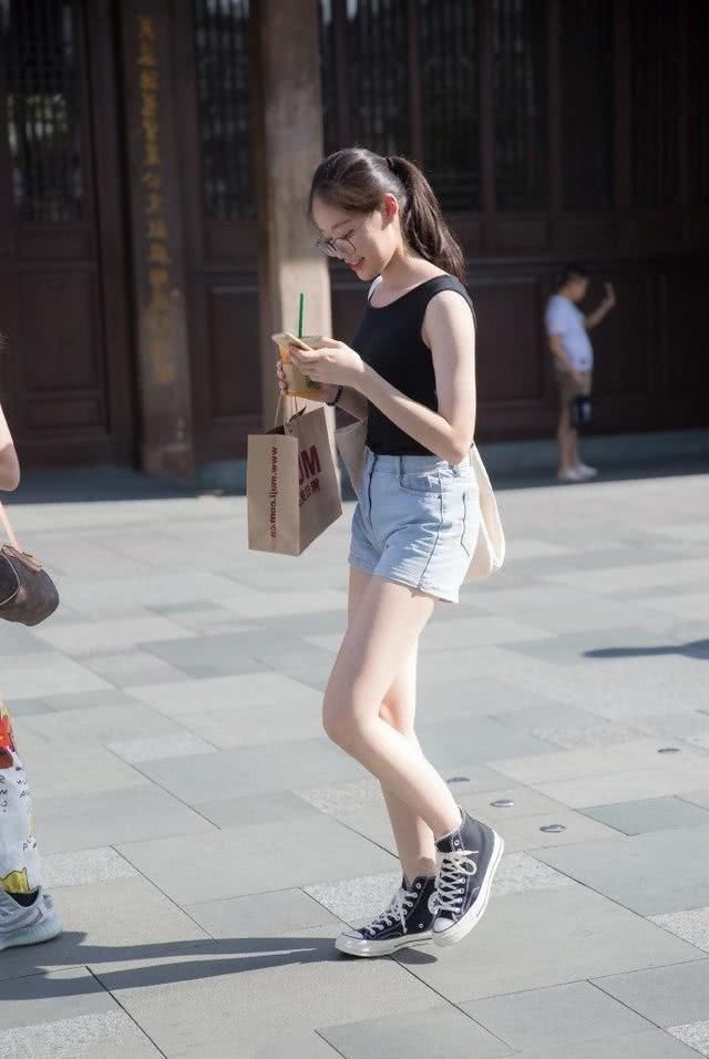小姐姐青春靓丽的短装搭配，搭配舒适清新尽显你的美