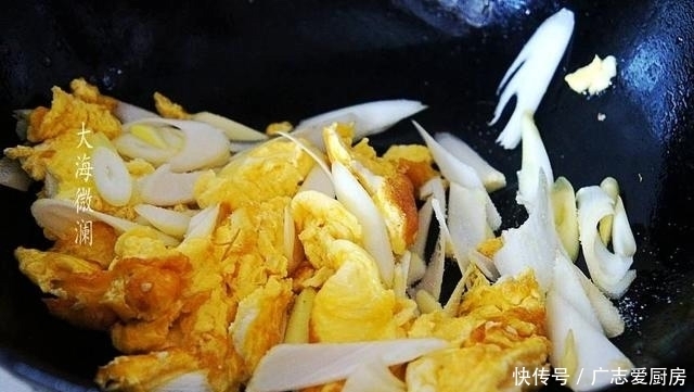 春天就馋吃这菜，炒鸡蛋比韭菜好吃，多加这一步嫩滑可口