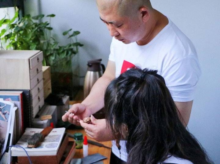 技艺|高校学子组队赴潍坊，了解传统核雕技艺