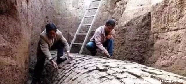 千年古墓让人脊背发凉, 八十人盗墓无一生还, 机关设的太巧妙!
