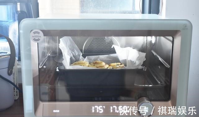 跟我做面包吧，柔软又香又好吃，当早餐正好，连做了三次还没吃够