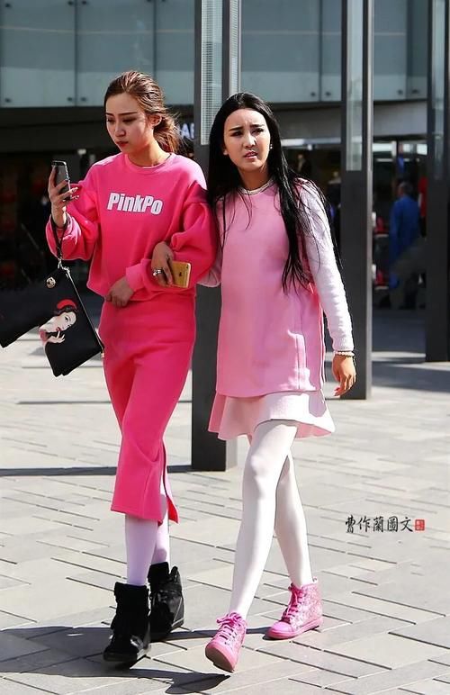 街拍:清新亮眼的白丝袜美女