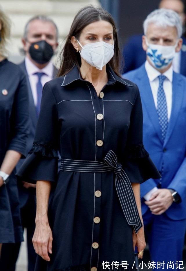 连衣裙 被西班牙王后的气质惊艳到了,穿衬衫连衣裙真优雅,有白发也不怕