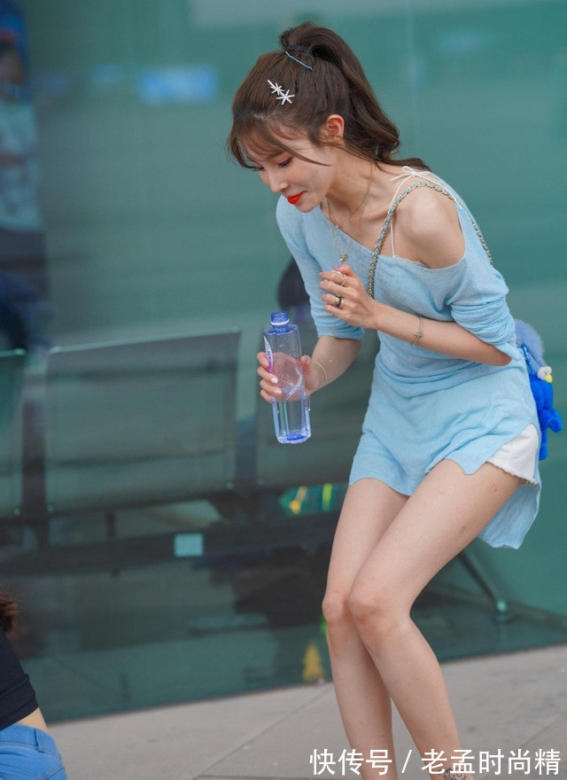 女神|街拍:有特点的衣服穿在身上会更好看,充分展现女神气质增添时尚韵味