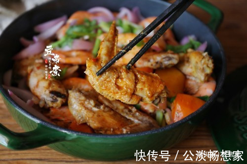 鸡翅|母子二人的午餐,在朋友圈火了,鸡翅大虾一锅烩,收到点赞无数