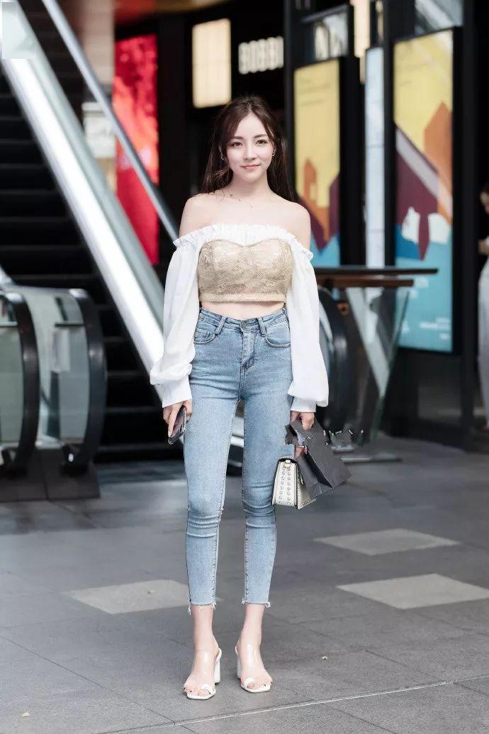 吊带 身穿黑色吊带的小姐姐,外搭一件白色的开衫,尽显气质美