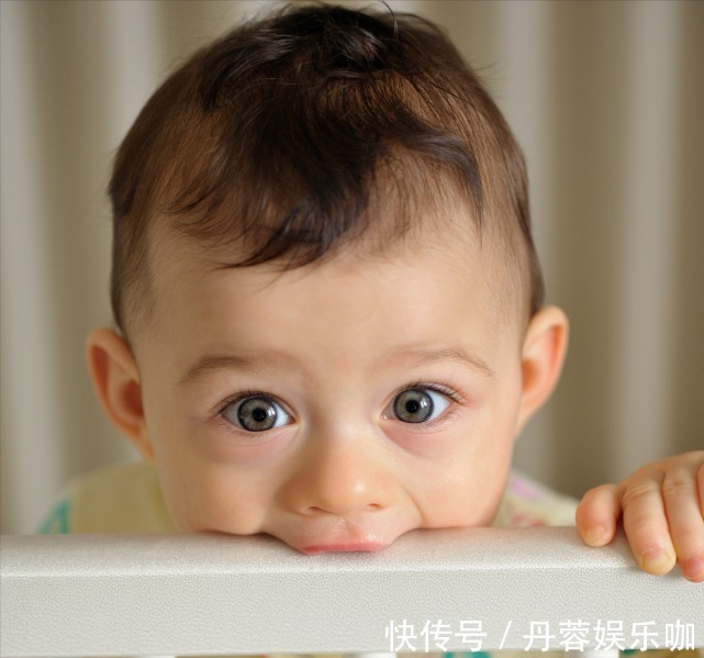 第一颗牙|宝宝几个月长牙算正常？出牙信号、应对建议，家长记牢让娃少遭罪