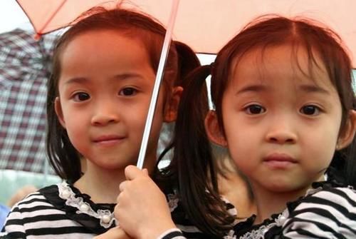 小女儿|双胞胎姐妹从小分开,一个奶奶带一个姥姥带,3年后差距一目了然