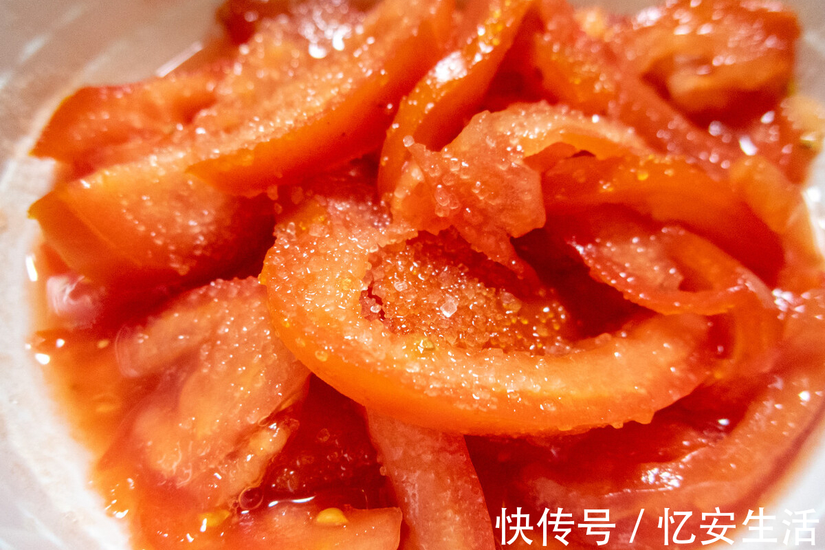 凉拌菜|夏天凉拌西红柿，别只会放糖，大厨教你多加1样，更香甜更多汁