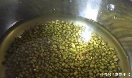  熬绿豆汤，用水直接煮是外行多加1步，6分钟“煮烂”，省时省火