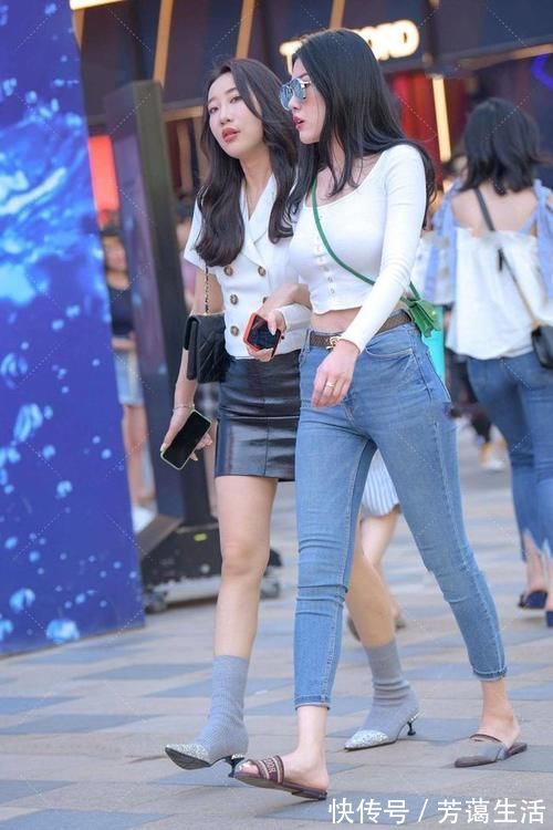 小姐姐|小姐姐穿紧身牛仔裤，展现圆润紧致曲线，魅力十足