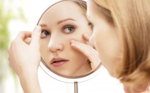 下垂|女人开始衰老时，脸上有哪些变化？少吃3类食物，或可延缓衰老