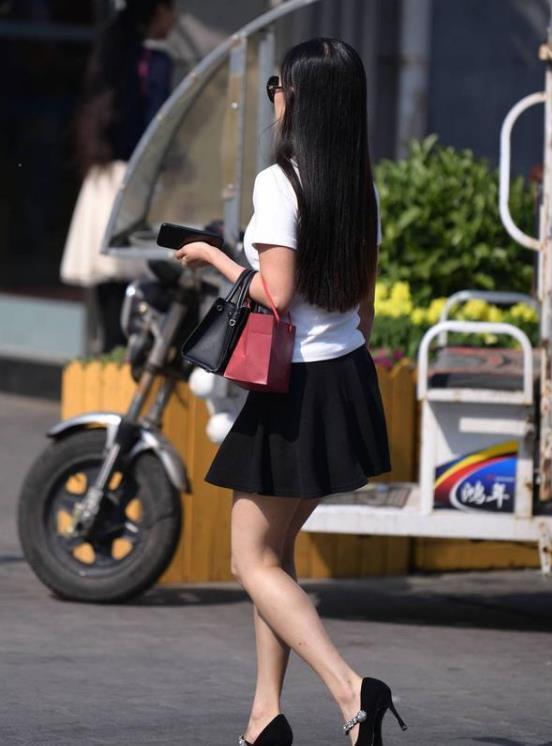 街拍:美女白色的连衣裙简洁高雅,特别美观又简练大气