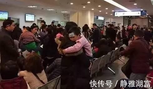 大夫|孩子高烧医院排队400号,医生只顾打私人电话,网友:家长活该