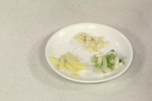 一道简单的家常小炒素鸡，清甜咸香，低脂低量，营养非常丰富